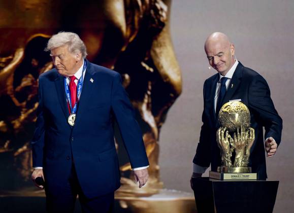 WASHINGTON - President Donald Trump receives the FIFA Peace Prize from FIFA President Gianni Infantino during the draw for the 2026 World Cup in the United States. ANP KOEN VAN WEEL xVIxANPxSportx xxANPxIVx 543995956 originalFilename: 543995956