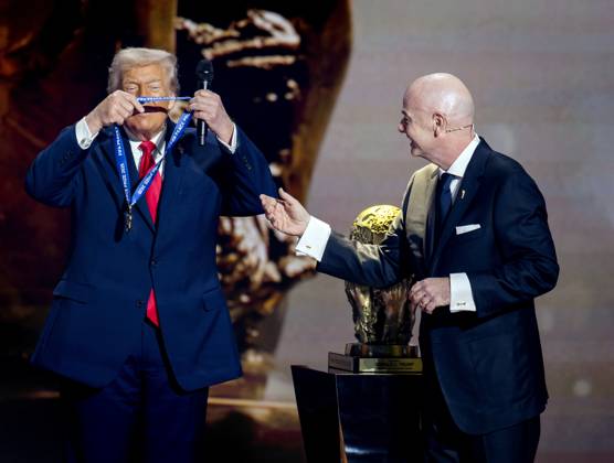 WASHINGTON - President Donald Trump receives the FIFA Peace Prize from FIFA President Gianni Infantino during the draw for the 2026 World Cup in the United States. ANP KOEN VAN WEEL xVIxANPxSportx xxANPxIVx 543996006 originalFilename: 543996006