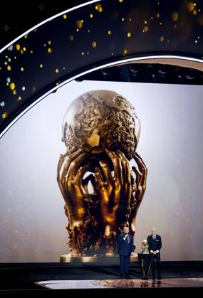 WASHINGTON - President Donald Trump receives the FIFA Peace Prize from FIFA President Gianni Infantino during the draw for the 2026 World Cup in the United States. ANP KOEN VAN WEEL xVIxANPxSportx xxANPxIVx 543998902 originalFilename: 543998902