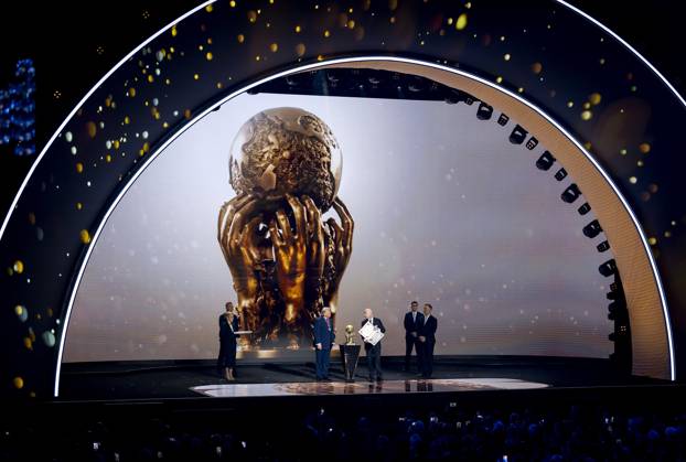 WASHINGTON - President Donald Trump receives the FIFA Peace Prize from FIFA President Gianni Infantino during the draw for the 2026 World Cup in the United States. ANP KOEN VAN WEEL xVIxANPxSportx xxANPxIVx 543998911 originalFilename: 543998911