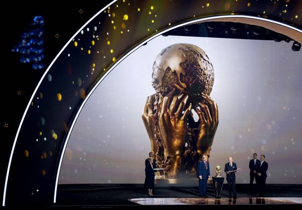 WASHINGTON - President Donald Trump receives the FIFA Peace Prize from FIFA President Gianni Infantino during the draw for the 2026 World Cup in the United States. ANP KOEN VAN WEEL xVIxANPxSportx xxANPxIVx 543998921 originalFilename: 543998921