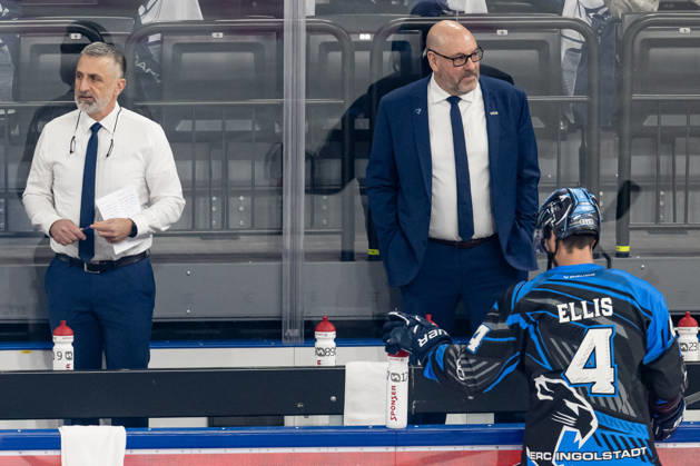 Mark French (Chef-Trainer, ERC Ingolstadt) und Eric Dubois (Co-Trainer, ERC Ingolstadt) beobachten das Warmup ihrer Spieler, davor Morgan Ellis (ERC Ingolstadt, 4) GER, EHC Red Bull Muenchen vs. ERC Ingolstadt, Eishockey, DEL, 25. Spieltag, Saison 2025 2026, 05.12.2025. GER, EHC Red Bull Muenchen vs. ERC Ingolstadt, Eishockey, DEL, 25. Spieltag, Saison 2025 2026, 05.12.2025. Muenchen Copyright: xEibner-Pressefoto HeikexFeinerx EP_HFR