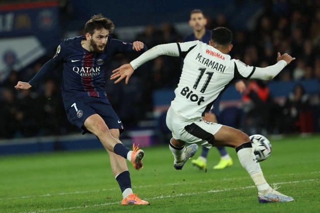 FBL-FRA-LIGUE1-Paris Saint Germain - Stade Rennes Khvicha Kvaratskhelia (Paris Saint-Germain) scores a goal, Mousa al-Taamari (Stade Rennes) during the French L1 football match between Paris Saint-Germain (PSG) an Stade Rennes at Parc des Princes Paris ,France, on December 06, 2025. Copyright: JoaquimxFerreira