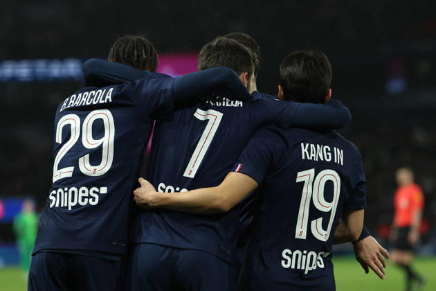 FBL-FRA-LIGUE1-Paris Saint Germain - Stade Rennes Khvicha Kvaratskhelia (Paris Saint-Germain) teammates embrace after a goal during the French L1 football match between Paris Saint-Germain (PSG) an Stade Rennes at Parc des Princes Paris ,France, on December 06, 2025. Copyright: JoaquimxFerreira