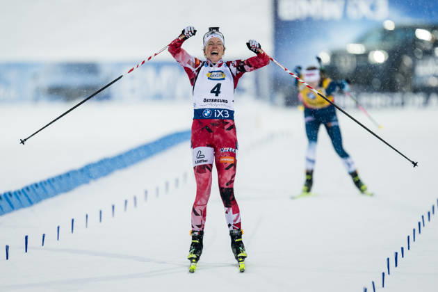 251207 Lisa Theresa Hauser of Austria celebrates as she competes in women s 10 km pursuit during the IBU World Cup on December 7, 2025 in Östersund. Photo: Mathias Bergeld BILDBYRAN kod MB MB1261 skidskytte biathlon skiskyting världscupen ibu world cup jaktstart pursuit dam bbeng kvinner women jubel Copyright: MATHIASxBERGELD BB251207MB034