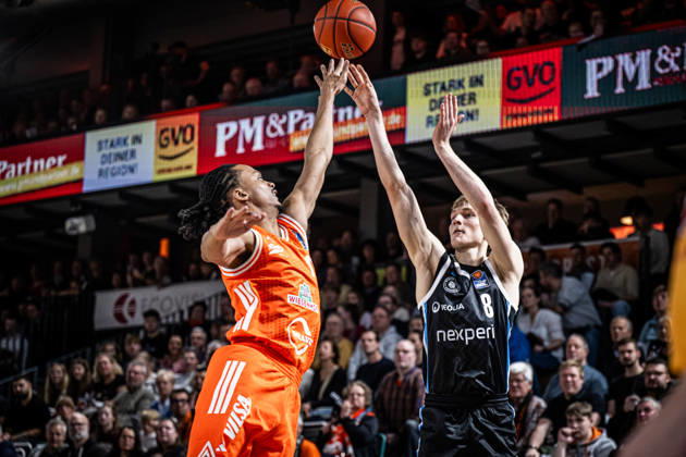 1. Basketball Bundesliga, easyCredit BBL, Saison 2025 2026, Herren, Hauptrunde, 9. Spieltag, 07.12.2025, RASTA Vechta - Veolia Hamburg Towers Jared Grey ( 8 - Veolia Towers Hamburg) beim Jumpshot Vechta RASTA Dome Niedersachsen Deutschland