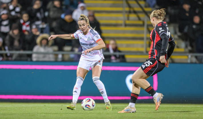 GER, Frankfurt, Eintracht Frankfurt vs FC Bayern München, Google Pixel Bundesliga, Fussball, DFB, Spielzeit 2025 2026, Stadion am Brentanobad, 12. Spieltag im Bild v.l.: Giulia Gwinn (Bayern München 7), Jella Veit (Eintracht Frankfurt 25) DFB DFL REGULATIONS PROHIBIT ANY USE OF PHOTOGRAPHS AS IMAGE SEQUENCES AND OR QUASI-VIDEO, 07.12.2026 Copyright: HMBxMedia HendrikxHamelau