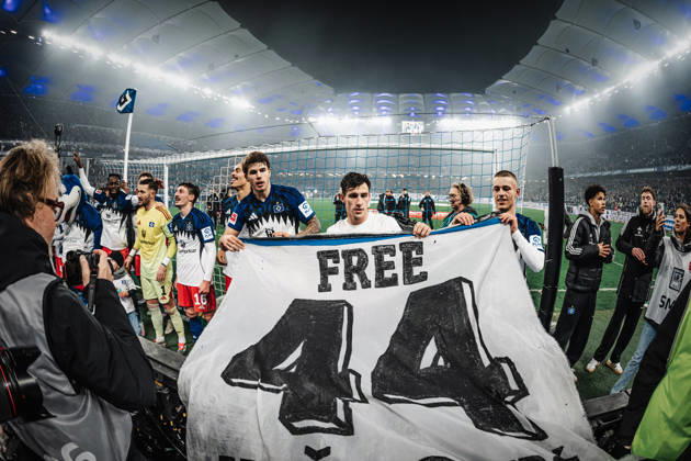 Fußball Männer Saison 2025 2026 1. Fußball-Bundesliga 13. Spieltag Hamburger SV vs. SV Werder Bremen 07.12.2025 Nach dem Sieg feiert der HSV mit einem Free 44 Vuscovic Transparent Banner Mario v.l. Luka Vuskovic ( 44, HSV), Nicolas Capaldo ( 24, HSV) und Miro Muheim ( 28, HSV) Hamburg Volksparkstadion Hamburg Deutschland