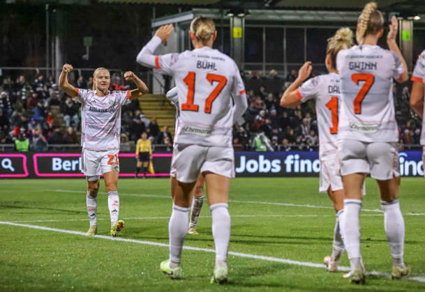GER, Frankfurt, Eintracht Frankfurt vs FC Bayern München, Google Pixel Bundesliga, Fussball, DFB, Spielzeit 2025 2026, Stadion am Brentanobad, 12. Spieltag im Bild: Jovana Damnjanović (Bayern München 9) erzielt das Tor zum 2:0, Jubel und Freude, Emotionen, Pernille Harder (Bayern München 21) DFB DFL REGULATIONS PROHIBIT ANY USE OF PHOTOGRAPHS AS IMAGE SEQUENCES AND OR QUASI-VIDEO, 07.12.2026 Copyright: HMBxMedia HendrikxHamelau