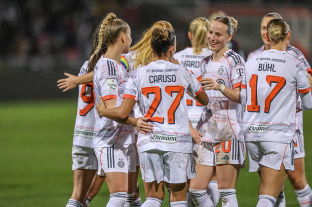 GER, Frankfurt, Eintracht Frankfurt vs FC Bayern München, Google Pixel Bundesliga, Fussball, DFB, Spielzeit 2025 2026, Stadion am Brentanobad, 12. Spieltag im Bild: Pernille Harder (Bayern München 21) erzielt das Tor zum 3:0, Jubel, Freude und Emotionen, Momoko Tanikawa (Bayern München 18), Franziska Kett (Bayern München 20) DFB DFL REGULATIONS PROHIBIT ANY USE OF PHOTOGRAPHS AS IMAGE SEQUENCES AND OR QUASI-VIDEO, 07.12.2026 Copyright: HMBxMedia HendrikxHamelau