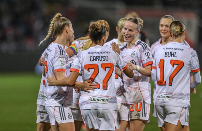 GER, Frankfurt, Eintracht Frankfurt vs FC Bayern München, Google Pixel Bundesliga, Fussball, DFB, Spielzeit 2025 2026, Stadion am Brentanobad, 12. Spieltag im Bild: Pernille Harder (Bayern München 21) erzielt das Tor zum 3:0, Jubel, Freude und Emotionen, Momoko Tanikawa (Bayern München 18), Franziska Kett (Bayern München 20) DFB DFL REGULATIONS PROHIBIT ANY USE OF PHOTOGRAPHS AS IMAGE SEQUENCES AND OR QUASI-VIDEO, 07.12.2026 Copyright: HMBxMedia HendrikxHamelau