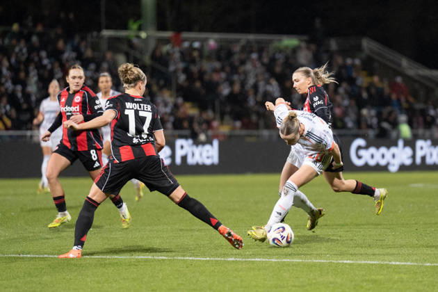 07.12.2025, xhfmx, Fussball Google Pixel Frauen-Bundesliga, Eintracht Frankfurt - FC Bayern Pia-Sophie Wolter (Eintracht Frankfurt, 17) und Franziska Kett (FC Bayern München, 20) im Zweikampf (DFL DFB REGULATIONS PROHIBIT ANY USE OF PHOTOGRAPHS as IMAGE SEQUENCES and or QUASI-VIDEO) Frankfurt am Main