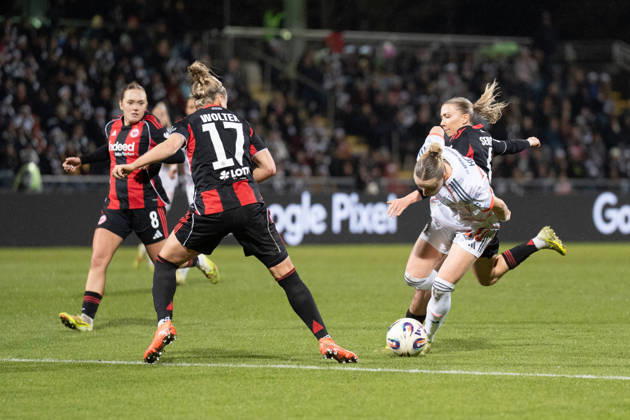 07.12.2025, xhfmx, Fussball Google Pixel Frauen-Bundesliga, Eintracht Frankfurt - FC Bayern Pia-Sophie Wolter (Eintracht Frankfurt, 17) und Franziska Kett (FC Bayern München, 20) im Zweikampf (DFL DFB REGULATIONS PROHIBIT ANY USE OF PHOTOGRAPHS as IMAGE SEQUENCES and or QUASI-VIDEO) Frankfurt am Main
