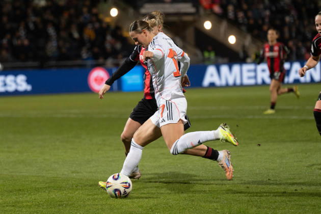 07.12.2025, xhfmx, Fussball Google Pixel Frauen-Bundesliga, Eintracht Frankfurt - FC Bayern Klara Bühl (FC Bayern München, 17) im Zweikampf (DFL DFB REGULATIONS PROHIBIT ANY USE OF PHOTOGRAPHS as IMAGE SEQUENCES and or QUASI-VIDEO) Frankfurt am Main