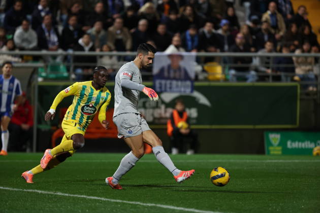 Diogo Costa (FC Porto) in action during the match between CD Tondela and FC Porto, valid for Liga Portugal Betclic 2025 2026 at Estadio Joao Cardoso on 7 December 2025. Tondela Estadio Joao Cardoso Tondela Portugal Copyright: xIMAGOx xPRIMExSPORTSxIMAGESx xFILIPExOLIVEIRAx