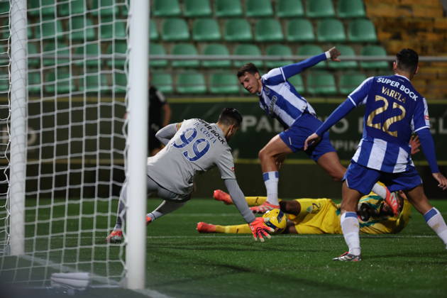 Diogo Costa (FC Porto) in action during the match between CD Tondela and FC Porto, valid for Liga Portugal Betclic 2025 2026 at Estadio Joao Cardoso on 7 December 2025. Tondela Estadio Joao Cardoso Tondela Portugal Copyright: xIMAGOx xPRIMExSPORTSxIMAGESx xFILIPExOLIVEIRAx