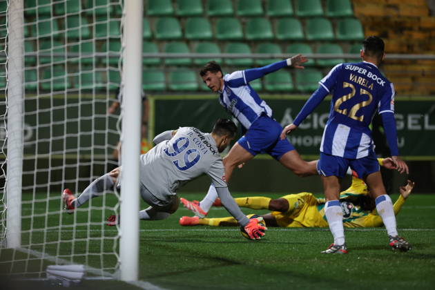 Diogo Costa (FC Porto) in action during the match between CD Tondela and FC Porto, valid for Liga Portugal Betclic 2025 2026 at Estadio Joao Cardoso on 7 December 2025. Tondela Estadio Joao Cardoso Tondela Portugal Copyright: xIMAGOx xPRIMExSPORTSxIMAGESx xFILIPExOLIVEIRAx