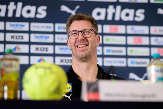 Handball, Frauen WM, Deutschland - Pressekonferenz Trainer Markus Gaugisch (Deutschland) lachend laechelnd gut gelaunt grinst grinsend Dortmund Nordrhein-Westfalen Deutschland
