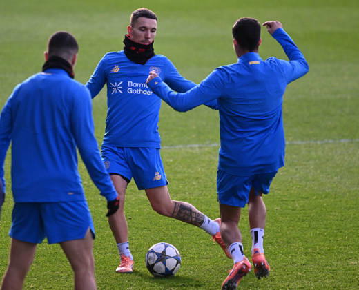 0912.2025, xophax, Fussball , UEFA Champions League , 2025 2026 , Bayer Leverkusen , Training vor dem Spiel gegen Newcastle United. Alejandro Grimaldo , mitte ( Bayer 04 Leverkusen ) Leverkusen