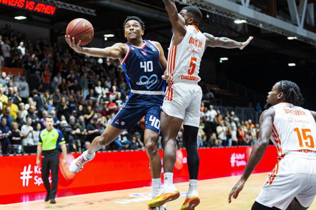 09.12.2025, xomx, Basketball EuroCup 2025, Niners Chemnitz - Panionios Athen v.l. JAYLEN HANDS (Panionios Cosmorama Travel Athens) am Ball im Zweikampf mit Corey Davis Jr. (Niners Chemnitz). Tyron Brewer (Niners Chemnitz) Chemnitz
