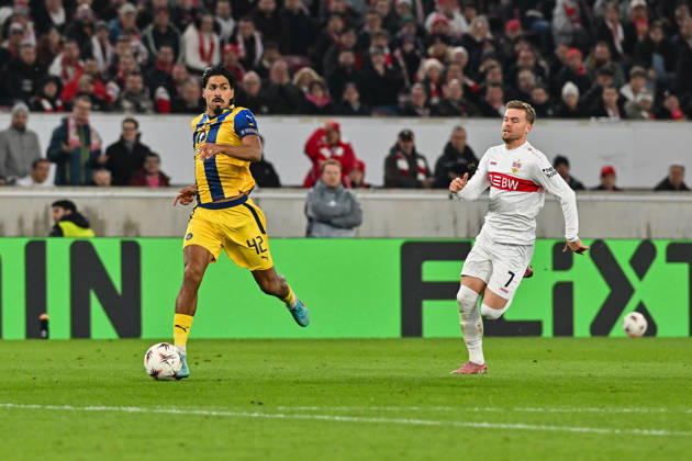 Europa League; VfB Stuttgart - Maccabi Tel Aviv; 11.12.2025 STUTTGART, GERMANY - 11. DECEMBER: im Duell Dor PERETZ (Maccabi Tel Aviv 42) und Maximilian MITTELSTÄDT (VfB Stuttgart 7) während dem Match zwischen dem VfB Stuttgart und Maccabi Tel Aviv am 6. Spieltag der UEFA Europa League Ligaphase in der MHP Arena