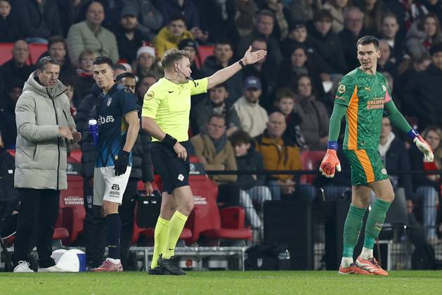 EINDHOVEN , 13-12-2025 , Philips stadium , season 2025 2026 , Dutch Eredivisie football , match between PSV and Heracles Almelo , final score 4-3 , picture shows referee Alex Bos gives penalty , PSV goalkeeper Matej Kovar PSV - Heracles x200172061x Copyright: