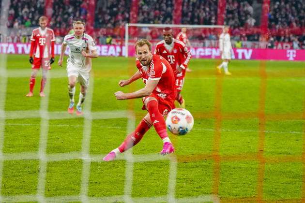 Deutschland: Fussball Bundesliga 2025 26, 14. Spieltag - FC Bayern München vs 1. FSV Mainz 05 - Allianz-Arena (München): Tor per Foulelfmeter durch Harry Kane (FC Bayern München, 9) zum 2:2 Endstand. Copyright: xJOERANxSTEINSIEKx