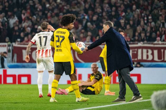 Karim Adeyemi (27; Borussia Dortmund) mit Ball, während Lukas Kübler (17; SC Freiburg) und Nico Schlotterbeck (4; Borussia Dortmund) beobachten, Karim Adeyemi (27; Borussia Dortmund) Trainer gibt Anweisungen SC Freiburg - Borussia Dortmund