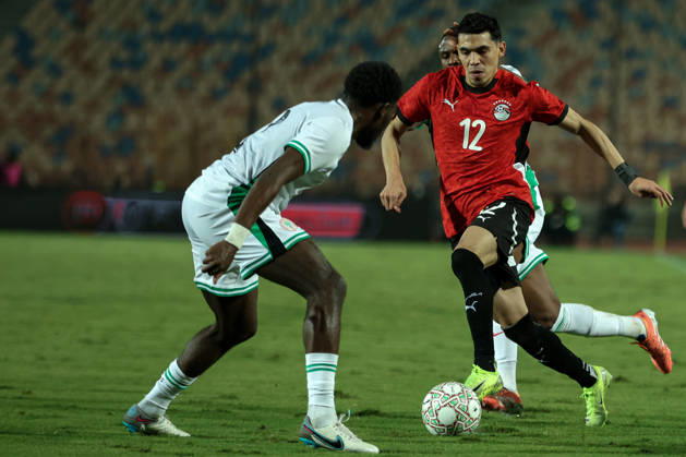 Egypt v Nigeria - International Friendly, Länderspiel, Nationalmannschaft Egypt s Mohamed Hamdy is in action with a Nigerian player at Cairo International Stadium in Cairo, Egypt, on December 16, 2025. cairo Egypt Copyright: xAbeerxAhmedx originalFilename:hamed-notitle251217_npe5a