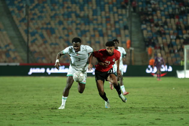 Egypt v Nigeria - International Friendly, Länderspiel, Nationalmannschaft Osama Faisal of Egypt competes with Bright Osayi-Samuel of Nigeria at Cairo International Stadium in Cairo, Egypt, on December 16, 2025. cairo Egypt Copyright: xAbeerxAhmedx originalFilename:hamed-notitle251217_npJst