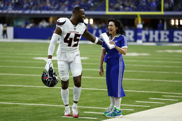 INDIANAPOLIS, IN - NOVEMBER 30: Co-owner and CEO of the Indianapolis Colts Carlie Irsay-Gordon talks with former Indianapolis Colt and current Houston Texans linebacker E.J. Speed (45) prior to the start of an NFL, American Football Herren, USA game between the Houston Texans and the Indianapolis Colts on November 30, 2025 at Lucas Oil Stadium in Indianapolis, IN. (Photo by Jeffrey Brown Icon Sportswire) NFL: NOV 30 Texans at Colts EDITORIAL USE ONLY Icon113025055