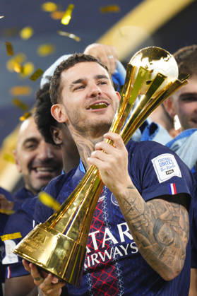 Paris Saint-Germain FC v Flamengo - FIFA Intercontinental Cup 2025: Final Lucas Hernandez left-back of PSG and France celebrates with the trophy after winning FIFA Intercontinental Cup 2025 Final match between Paris Saint-Germain FC and Flamengo at Ahmad Bin Ali Stadium on December 17, 2025 in Doha, Qatar. Doha Qatar  Copyright: xJosexBretonx originalFilename:bretonhernandez-parissai251217_npRaj.jpg