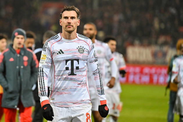 Bundesliga; 1. FC Heidenheim - FC Bayern München; 21.12.2025 HEIDENHEIM, GERMANY - 21. DECEMBER: die Spieler des FC Bayern feiern zusammen mit den Fans den Auswärtssieg in Heidenheim nach dem Bundesligamatch zwischen dem 1. FC Heidenheim und dem FC Bayern München am 15. Spieltag in der Voith-Arena DFL REGULATIONS PROHIBIT ANY USE OF PHOTOGRAPHS AS IMAGE SEQUENCES AND OR QUASI-VIDEO Leon GORETZKA (FC Bayern Munich 8) Copyright: xBEAUTIFULxSPORTS Goldbergx
