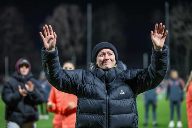 Sport Themen der Woche KW52 GER, Leverkusen, Bayer Leverkusen vs FC Bayern München, Google Pixel Frauen Bundesliga, Fussball, DFB, Spielzeit 2025 2026, Ulrich-Haberland-Stadion, 14. Spieltag im Bild: Lea Schüller (Bayern München Frauen 11) verabschiedet sich von den Fans von FC Bayern München Frauen, Tränen, Emotionen DFB DFL REGULATIONS PROHIBIT ANY USE OF PHOTOGRAPHS AS IMAGE SEQUENCES AND OR QUASI-VIDEO, 22.12.2025 Copyright: HMBxMedia HendrikxHamelau