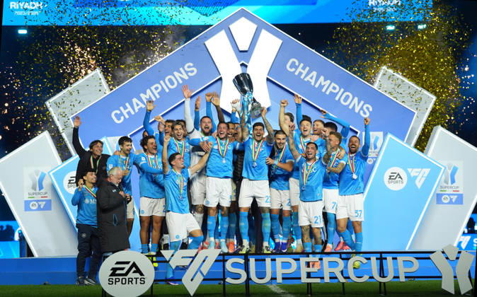 Sport Themen der Woche KW52 The award ceremony , Napoli players celebrate winning the trophy the EA Sports FC italian Supercup 2025 2026 semifinal match between Napoli and Bologna at Al-Awwal Park Stadium in Riyadh, Saudi Arabia - Soccer - Monday , December 22, 2025  Copyright: xSpada LaPressex