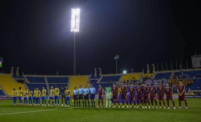 AFC CHAMPIONS LEAGUE ELITE, AL GHARAFA SC V AL WAHDA FC Players and referees line up prior to the AFC Champions League elite west football match between Qatar s Al Gharafa SC and United Arab Emirates Al Wahda FC at Thani Bin Jassim Stadium in Doha, Qatar on December 22, 2025. DOHA Qatar Copyright: xNOUSHADxTHEKKAYILx