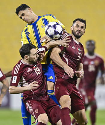 AFC CHAMPIONS LEAGUE ELITE, AL GHARAFA SC V AL WAHDA FC Jamal Hamed Mayor (C) of Al Gharafa SC and Sasa Ivkovic of Al Wahda FC in action during the AFC Champions League elite west football match between Qatar s Al Gharafa SC and United Arab Emirates Al Wahda FC at Thani Bin Jassim Stadium in Doha, Qatar on December 22, 2025. DOHA Qatar Copyright: xNOUSHADxTHEKKAYILx