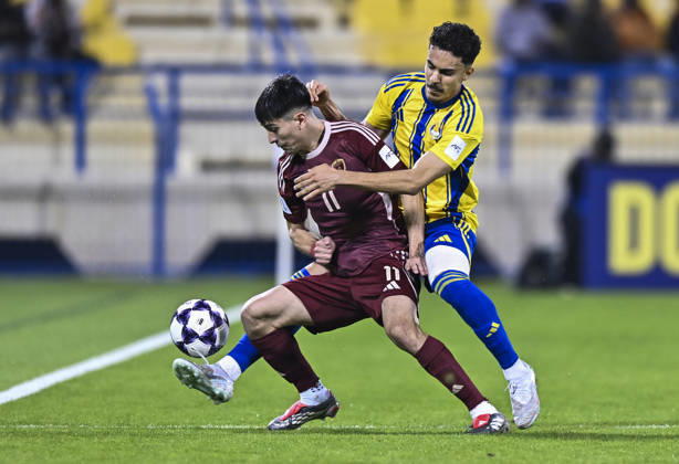 AFC CHAMPIONS LEAGUE ELITE, AL GHARAFA SC V AL WAHDA FC Ayoub Mohamed Aloui (R) of Al Gharafa SC and Facundo Kruspzky of Al Wahda FC in action during the AFC Champions League elite west football match between Qatar s Al Gharafa SC and United Arab Emirates Al Wahda FC at Thani Bin Jassim Stadium in Doha, Qatar on December 22, 2025. DOHA Qatar Copyright: xNOUSHADxTHEKKAYILx