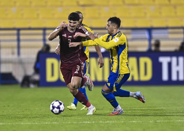 AFC CHAMPIONS LEAGUE ELITE, AL GHARAFA SC V AL WAHDA FC Fabricio Diaz Badaracco (L) of Al Gharafa SC and Lucas Pimenta of Al Wahda FC in action during the AFC Champions League elite west football match between Qatar s Al Gharafa SC and United Arab Emirates Al Wahda FC at Thani Bin Jassim Stadium in Doha, Qatar on December 22, 2025. DOHA Qatar Copyright: xNOUSHADxTHEKKAYILx