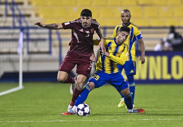 AFC CHAMPIONS LEAGUE ELITE, AL GHARAFA SC V AL WAHDA FC Fabricio Diaz Badaracco (L) of Al Gharafa SC and Lucas Pimenta of Al Wahda FC in action during the AFC Champions League elite west football match between Qatar s Al Gharafa SC and United Arab Emirates Al Wahda FC at Thani Bin Jassim Stadium in Doha, Qatar on December 22, 2025. DOHA Qatar Copyright: xNOUSHADxTHEKKAYILx