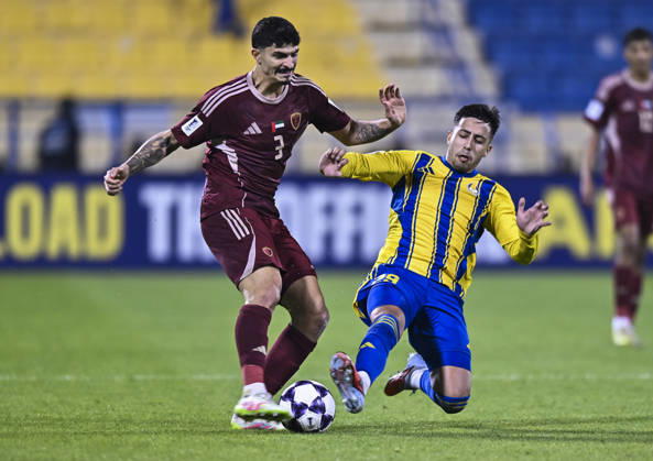 AFC CHAMPIONS LEAGUE ELITE, AL GHARAFA SC V AL WAHDA FC Fabricio Diaz Badaracco (R) of Al Gharafa SC and Lucas Pimenta of Al Wahda FC in action during the AFC Champions League elite west football match between Qatar s Al Gharafa SC and United Arab Emirates Al Wahda FC at Thani Bin Jassim Stadium in Doha, Qatar on December 22, 2025. DOHA Qatar Copyright: xNOUSHADxTHEKKAYILx