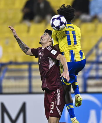 AFC CHAMPIONS LEAGUE ELITE, AL GHARAFA SC V AL WAHDA FC Amro Surag (R) of Al Gharafa SC and Lucas Pimenta of Al Wahda FC in action during the AFC Champions League elite west football match between Qatar s Al Gharafa SC and United Arab Emirates Al Wahda FC at Thani Bin Jassim Stadium in Doha, Qatar on December 22, 2025. DOHA Qatar Copyright: xNOUSHADxTHEKKAYILx