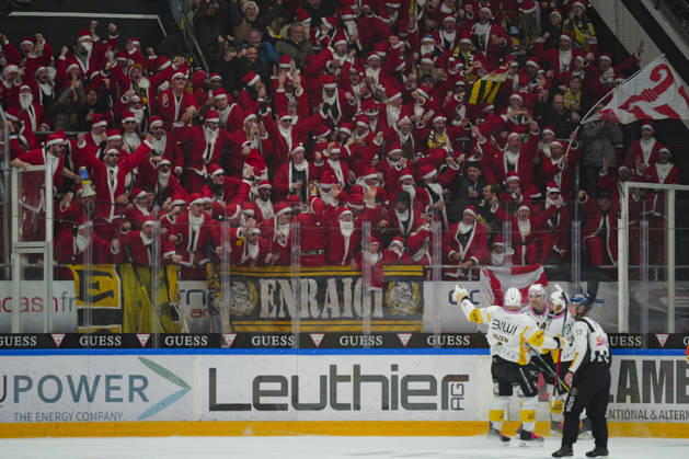 Sport Themen der Woche KW52 PORZA, SWITZERLAND - DECEMBER 22: Jonathan Hazen of Ajoie, Julius Nattinen of Ajoie and Pierre-Edouard Bellemare of Ajoie celebrates the 0-1 under their fans™ section during the Swiss National League match between HC Lugano and HC Ajoie at Corner Arena on December 22, 2025 in Porza, Switzerland. Porza Corner Arena Switzerland Copyright: xJustPictures.ch JarixPestelaccix jp-en-EuSpIm-JP4_JAR_HCL_Ajoie_22Dec2025_0129