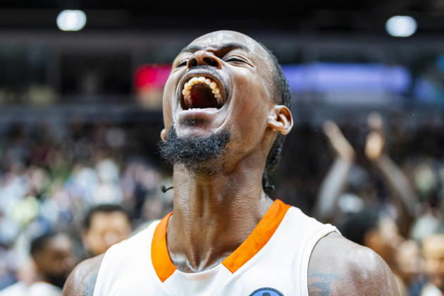 Sport Themen der Woche KW52 23.12.2025, xomx, Basketball EuroCup, Niners Chemnitz - Besiktas JK Istanbul v.l. Das Spiel ist vorbei. Jubel. Spielstand 97:95. Tyron Brewer (Niners Chemnitz) Chemnitz