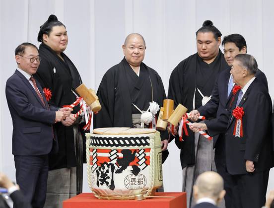 Sport Themen der Woche KW52 Sumo association marks 100th anniversary Japan Sumo Association head Hakkaku (3rd from L) and two grand champions -- Onosato (2nd from L) and Hoshoryu (3rd from R) -- open the cask during a ceremony marking the 100th anniversary of the association s founding at the Ryogoku Kokugikan sumo arena on Dec. 23, 2025. About 800 people attended the ceremony commemorating the establishment of the association s predecessor organization on Dec. 28, 1925.  A14AA0005136220P