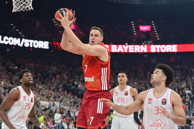 Johannes VOIGTMANN (FCB). Aktion,Zweikampf gegen Elijah BRYANT (Hapoel). Basketball Euro League,Saison 2025 2026, FC Bayern Muenchen-Hapoel Te Aviv 72-82 am 23.12.2025, S A P G A R D EN