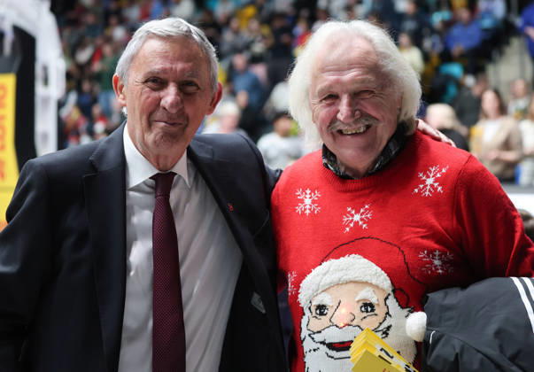Sport Themen der Woche KW52 Die hessisch-serbische Trainer-Legende Dragslav Stepanovic mit Bayerns Coach Svetislav Pesic GER, Frankfurt Skyliners vs. FC Bayern Muenchen, Basketball-Bundesliga, easyCredit BBL, 12. Spieltag, Saison 2025-26, 26.12.2025, GER, Frankfurt Skyliners vs. FC Bayern Muenchen, Basketball-Bundesliga, easyCredit BBL, 12. Spieltag, Saison 2025-26, 26.12.2025, Koeln Copyright: xEibner-Pressefoto JoergxNiebergax EP_JNL