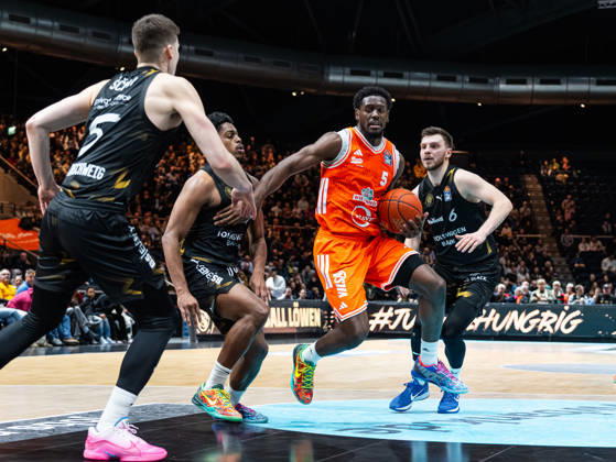 Sport Themen der Woche KW52 TJ Bamba (RASTA Vechta, 05) beim Dribbling gegen Grant Sherfield (Basketball Loewen Braunschweig, 25), Ferdinand Zylka (Basketball Loewen Braunschweig, 06) und Luka Scuka (Basketball Loewen Braunschweig, 05) Basketball Loewen Braunschweig vs. RASTA Vechta, Basketball, easyCredit Basketball Bundesliga, 12. Spieltag, Saison 2025 2026, 27.12.2025 Basketball Loewen Braunschweig vs. RASTA Vechta, Basketball, easyCredit Basketball Bundesliga, 12. Spieltag, Saison 2025 2026, 27.12.2025 Braunschweig Copyright: xEibner-Pressefoto DamianxKruczynx EP_DKI