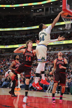 CHICAGO, IL - DECEMBER 27: Giannis Antetokounmpo 34 of the Milwaukee Bucks slam dunks during the first half against the Chicago Bulls on December 27, 2025 at the United Center in Chicago, Illinois. (Photo by Melissa Tamez Icon Sportswire) NBA, Basketball Herren, USA DEC 27 Milwaukee Bucks at Chicago Bulls EDITORIAL USE ONLY Icon251227012