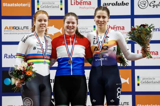Sport Themen der Woche KW52 APELDOORN - Winner Steffie van der Peet stands among Hetty van de Wouw (L) (second) and Sofie van Rooijen (third) during the time trial ceremony on the second day of the Dutch Track cycling, Rad, Radsport, Bahnrad, Bahn Championships at Omnisport Apeldoorn. ANP VINCENT JANNINK xVIxANPxSportx xxANPxIVx 545878213 originalFilename: 545878213.jpg